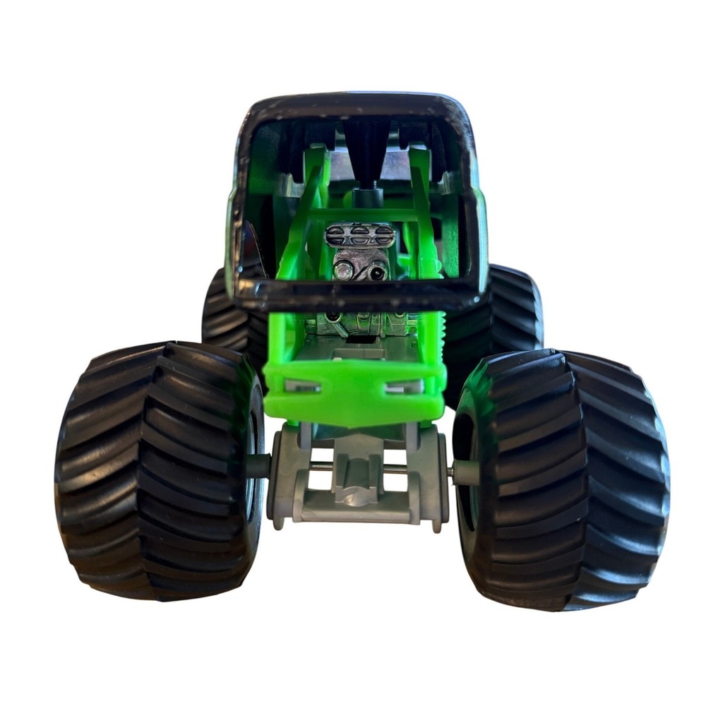 Monster Jam Grave Digger Hot Wheels Truck 1:24 Scale Die Cast Metal Top - Picture 4 of 10
